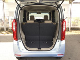 後席を倒さなくても、ゆとりある荷室。