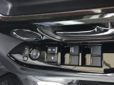 電動格納式ドアミラーのスイッチは運転席ドアにあります。