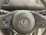 ハンドルにHondaセンシング系のクルーズコントロールやレーンキープアシストなどのスイッチと、オーディオの操作スイッチが装備されています。ハンドルから手を離さず安全に操作できます。