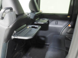 後席には折り畳み式のテーブルがあります。車内での軽食のときに便利ですね。