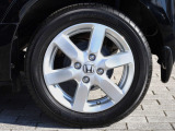 タイヤサイズは、155/65R14です。高品質でデザインにも優れている純正アルミホイールが装備され、スポーティーな雰囲気を演出しています。