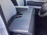 フロントシートです!!ベンチシートなので座席の移動もスムーズに出来ます!!足元も広く運転も楽ですよ!!