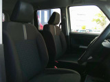 ★フロントシートです。運転席には座面の上下調節が可能なハイトアジャスターが装備されております。走行距離が少なく車内にタバコ臭のように嫌な臭いも無く綺麗な状態です。