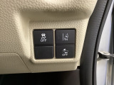 Hondaセンシング用の、VSA(ABS+TCS+横滑り抑制)解除と路外逸脱抑制機能のオンオフスイッチなどはハンドルの右側に装備しています。