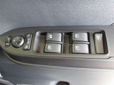 パワーウィンドウスイッチで運転席から全席の窓の開閉ができます。