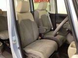 女性でも運転がしやすいように、シートの高さ調整機能(シートリフター)がついています。運転席と助手席の間が空いている為、助手席側への移動がスムーズです。交通量の多い道でも助手席側から乗り降りができます。