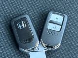 スマートキーのお写真です。鍵をお持ち頂くだけでドアの施錠開錠が可能です♪