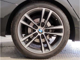 BMWの純正アロイホイールは軽量かつ強度にも優れているホイールで走行性能を引き上げる設計になっております。足元にもBMWは妥協がなくこだわっている個所になります。