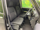 運転席まわりには十分なスペースがあり、大柄な方でもゆったり運転していただける環境です。