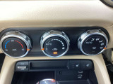 オート式エアコンは操作性が良好です。運転席と助手席にはシートヒーターが装備されており、座面と背もたれをすばやく温め、寒い時期にも快適な運転環境を提供します。