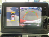 【アラウンドビューモニター】周囲を見渡せる映像で、スムースな駐車をサポートします