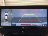 【パノラミックビューモニター(シースルービュー機能付)】クルマを上から見たような画像をディスプレイに表示し、運転席から確認しにくい箇所も確認できます。クルマを透過したような映像で周辺の確認も可能です。