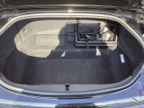 トランクには実用的なスペースが確保されております。