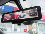 『スマートルームミラー』付き♪♪ 後席乗車の方の頭で後続車を確認できない時には後部カメラが撮影する画像をここに映して確認できます♪♪