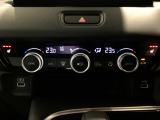 オートエアコンは左右席で独立温度コントロールが可能です。運転席はキンキンに冷やして助手席はマイルドにと言った設定が可能です☆暑さ寒さでケンカすることもなくなりますね♪