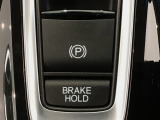 指先の操作でパーキングブレーキの「作動と解除」が行うことができる装備。ブレーキペダルから足を離しても停止し続けてくれるオートブレーキホールド機能。信号待ちなどの際には便利。ECO運転で低燃費走行♪