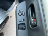 運転席アームレストに、【リモコンドアミラー】【パワーウィンドウ】スイッチあり。手元で操作ラクラク。