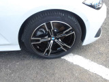 BMW純正アルミホイールです。納車時にはアルミホイールコーティングも承っております!是非ご検討下さいませ。