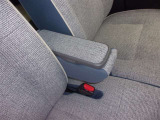 運転席にはアームレストがあります!
