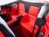 エクステリアは王道のRosso Corsa、インテリアにはRosso Ferrariを採用し、フェラーリらしい情熱と統一感を強く感じられる構成です。