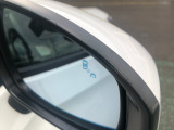 【ブラインドスポットインフォメーション】走行中に、斜め後ろの車を検知すると、ドアミラーのマーク点灯にてお知らせします。
