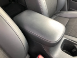 【アームレスト】運転時の疲労軽減にもなるアームレストがついています!