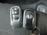 スマートキー付!キーを取り出さなくてもドアロックの施錠・開錠、エンジンの始動が出来ます!雨の日や荷物の多い日にとても便利ですね♪