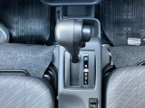 フロア4AT車!坂道走行では軽いエンジンブレーキ効果を得られる【オーバードライブスイッチ】付。