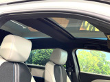 【ガラスルーフ】ガラスルーフ搭載で車内の解放感が一気にアップ!開放的なドライブをお楽しみいただけます。