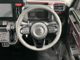 インテリアに合わせたデザインのステアリングは、運転される方のことも考え、運転しやすい形状、大きさです。是非一度、実際に触ってお確かめください。