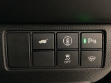 ハンドルの右側にはHondaセンシング用のVSA解除スイッチなどがついています。ボタン操作でトランクが開けられる電動テールゲートのボタンもついています。