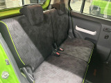 後部座席も気になるようなキズ・汚れやへたり等、大きなダメージはなく、良好な状態です。