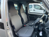 ゆとりをもって運転できる広くて快適な室内。広々ドアの開閉部で乗り降りもラクラク!さらに消毒済みなので安心ですよ!
