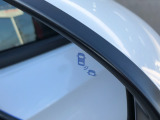 【ブラインドスポットインフォメーション】走行中に、斜め後ろの車を検知すると、ドアミラーのマーク点灯にてお知らせします。