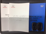 スマートキーは鍵をバッグに入れたままでもドアロックの開閉やエンジンのON・OFFができます。夜間や雨の日も鍵を探さなくて良いので便利です。