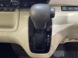 CVT車のセレクトレバーです。低速から高速まで、変速ショックのないスムーズな走りを実現するとともに、エンジン効率のよい領域を維持することで燃費にも貢献します。