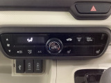 セレクトレバーの左上にオートエアコンがついてますので簡単操作で快適に過ごせます。シートヒータースイッチ内蔵で前席の左右別々にHiとLoの2段階で温度設定ができます。