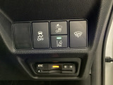 Hondaセンシング用の、VSA(ABS+TCS+横滑り抑制)解除とレーンキープアシストシステムのメインスイッチなどはハンドルの右側に装備しています。その下にETCがついています。