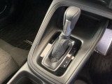 シンプルでとても使いやすいフロアシフトに、パーキングブレーキは電子制御パーキングブレーキです。