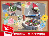 当店女性スタッフが大事に育てたたくさんのお花に囲まれて明るい気持ちでご来店頂けます!