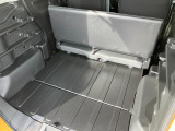 4人乗車でも十分な荷室♪