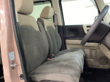 広い足元に肘掛けもついたゆったり座れるシートです。運転席と助手席の間が空いているため、助手席側への移動がスムーズです。交通量の多い道でも、助手席側から乗り降りができます。