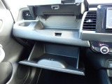収納たっぷりグローブボックス。