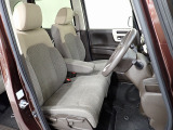 フロントシートはベンチシートです、運転席と助手席の移動が簡単です。真ん中にはアームレストも装備されています! また運転席シートの高さも調整できます。