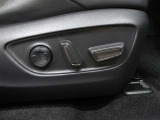 運転席はパワーシートなのでお好みのドライビングポジションに調整可能です♪