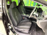 運転席まわりには十分なスペースがあり、大柄な方でもゆったり運転していただける環境です。