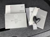 メンテナンスノート【整備記録簿】、取説も揃っています。スマートキーはバッグなどにしまったままボタン操作でエンジンの始動・停止ができて大変便利です。