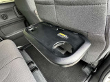 後席テーブル付き(運転席側)☆後ろに座っている方の飲み物をおけたりと何かと便利です★