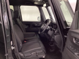フロントは助手席と繋がったベンチシートです。運転席は、高さを調整できるハイトアジャスター付きです。