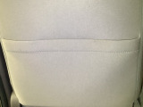 【収納】後部座席収納。散乱しがちな小物を収納するのに便利です。お子様のおもちゃやティッシュボックス、書類等様々な収納が可能です。